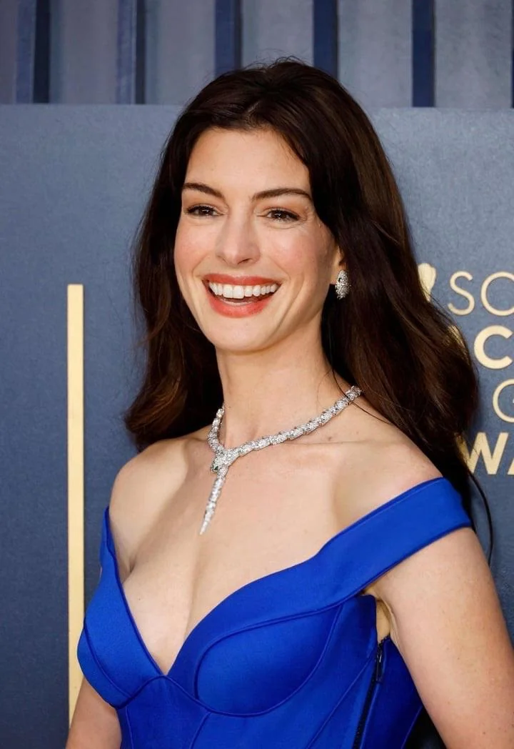Anne Hathaway, 42 picture 2 of 3
