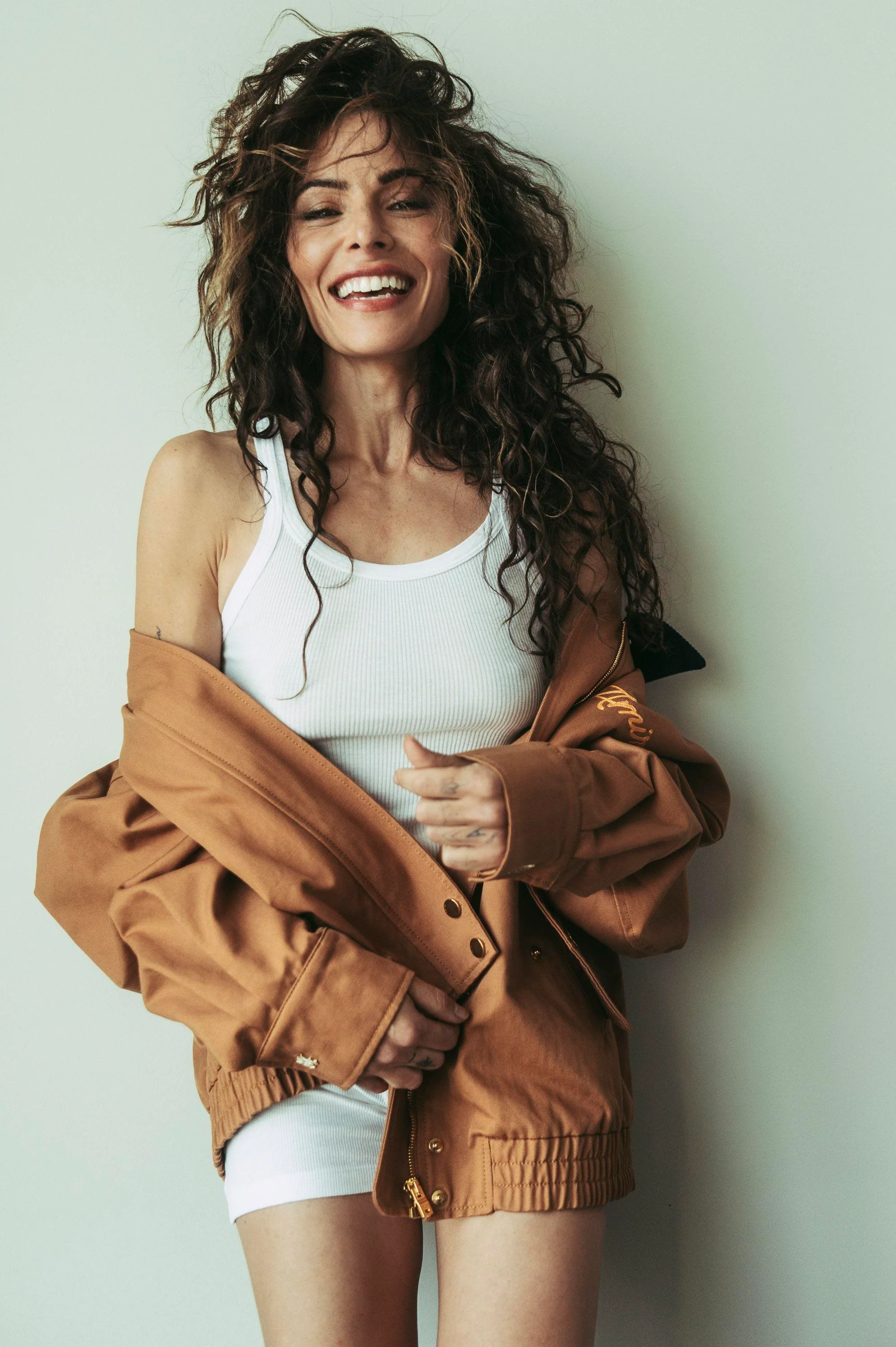 Sarah Shahi, 45 picture 4 of 6