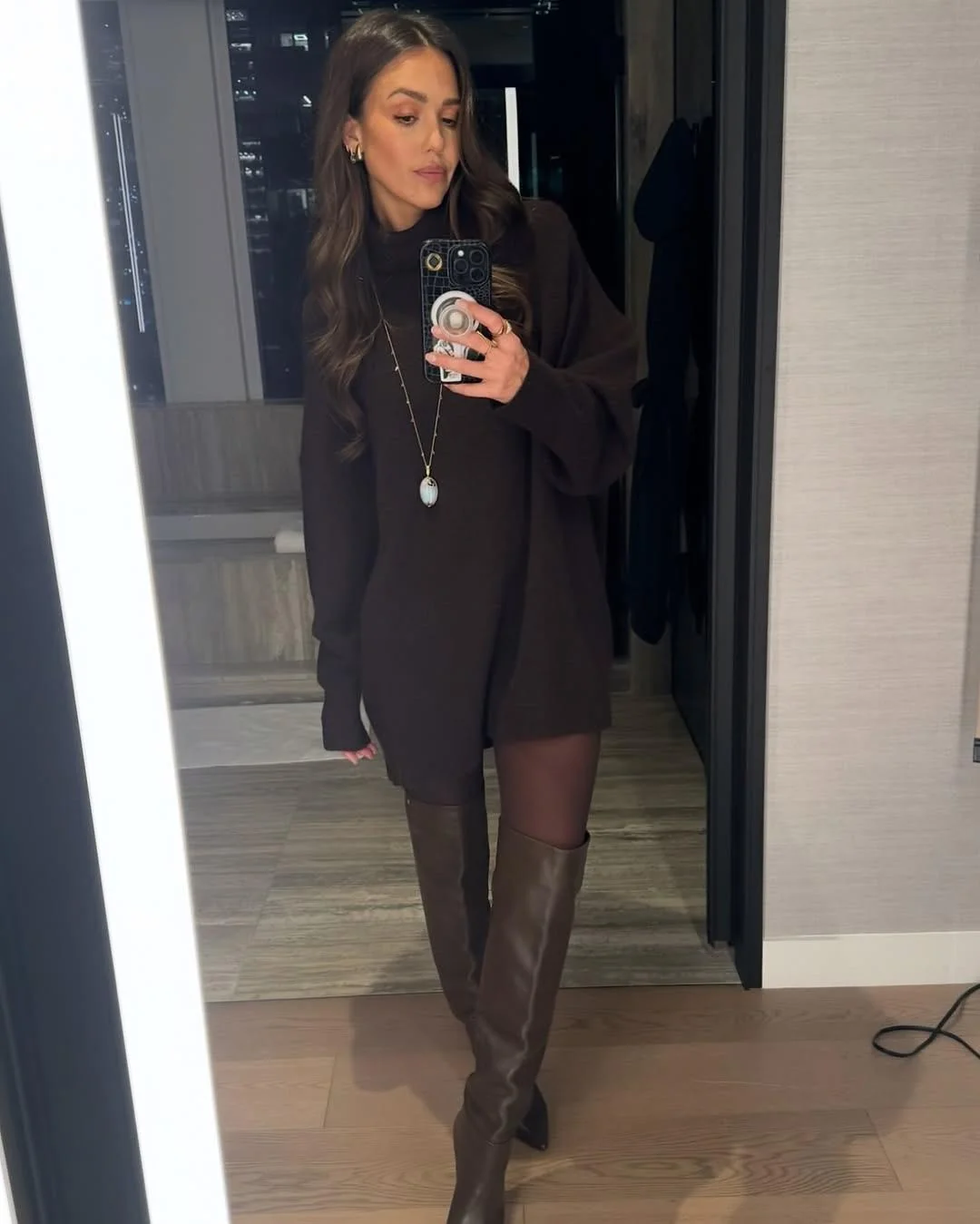 Jessica Alba, 43 picture 2 of 2