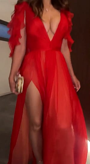 Elizabeth Hurley, 57'