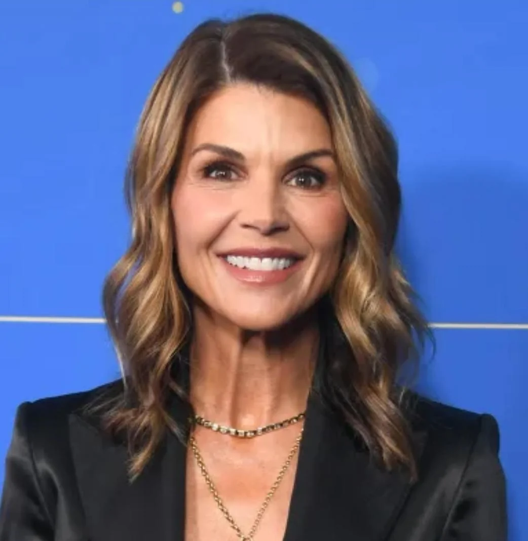 Lori Loughlin, 60 picture 4 of 6