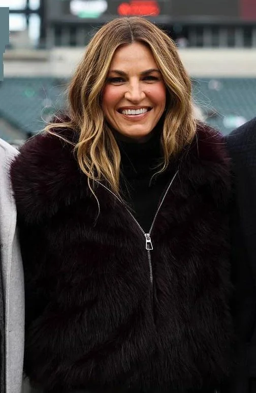 Erin Andrews, 46 picture 1 of 1