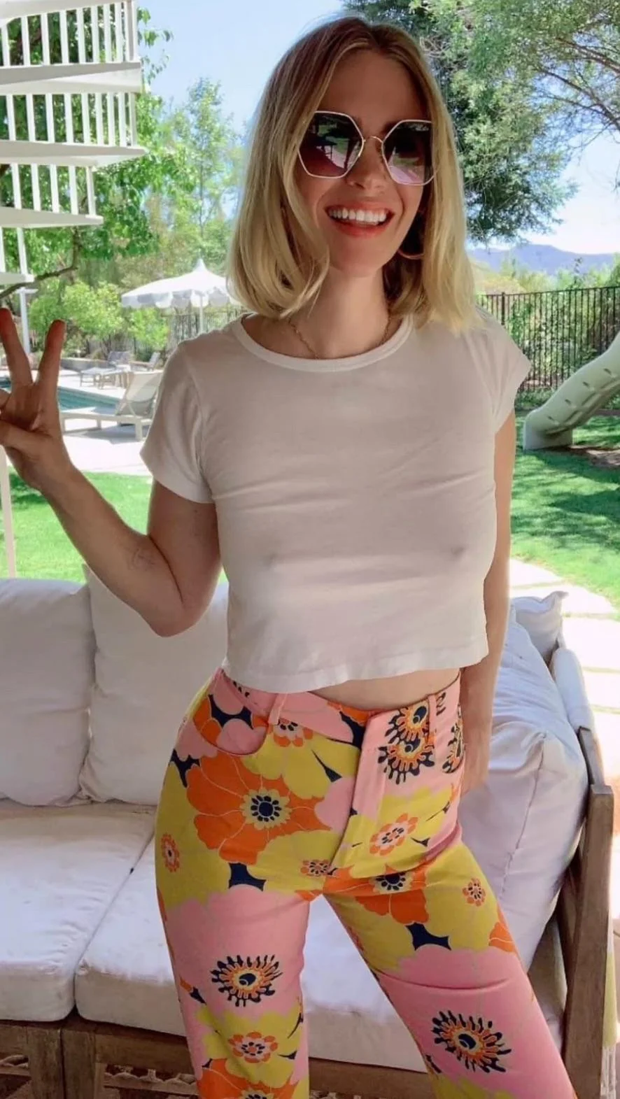 January Jones, 47 picture 2 of 4