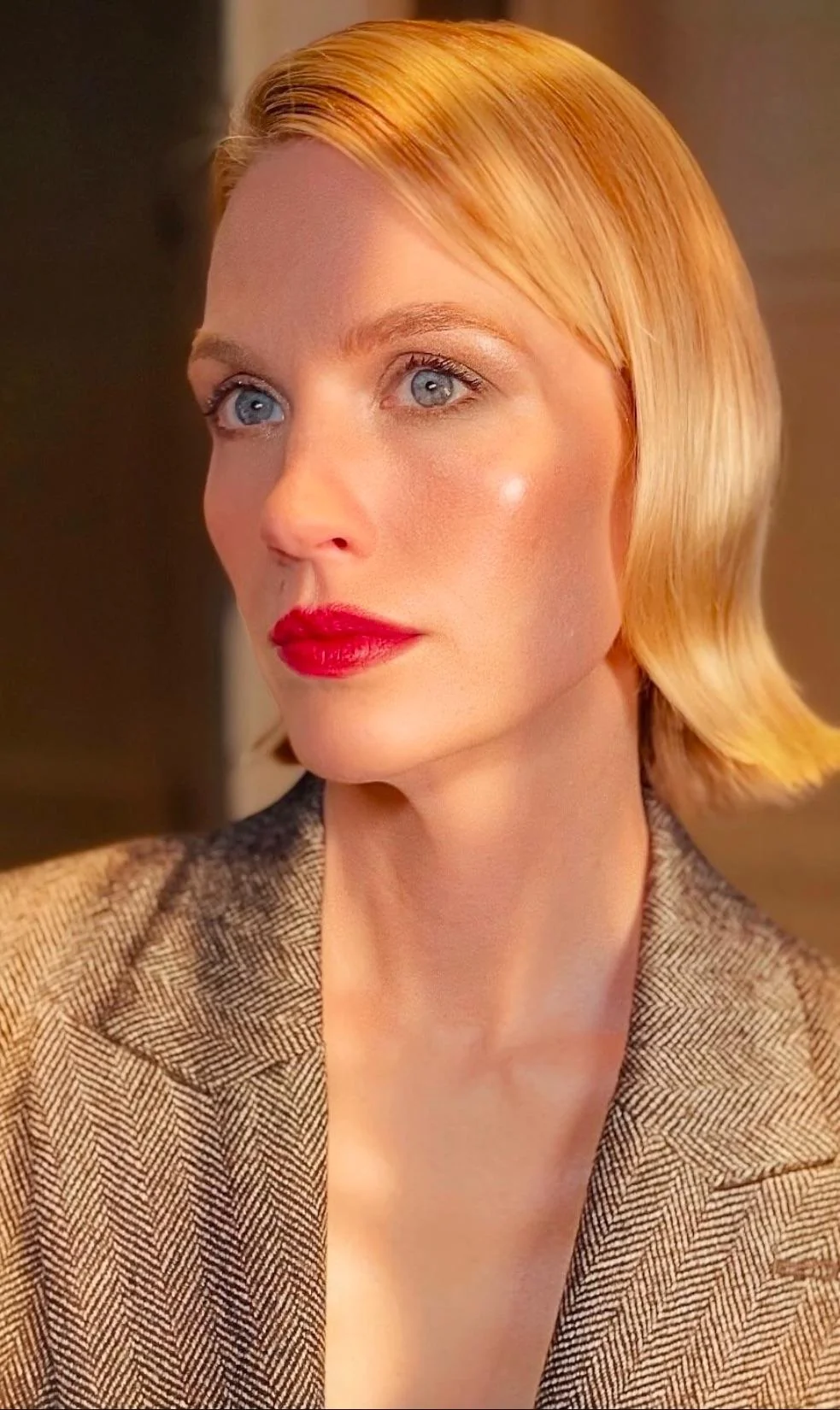 January Jones, 47 picture 4 of 4