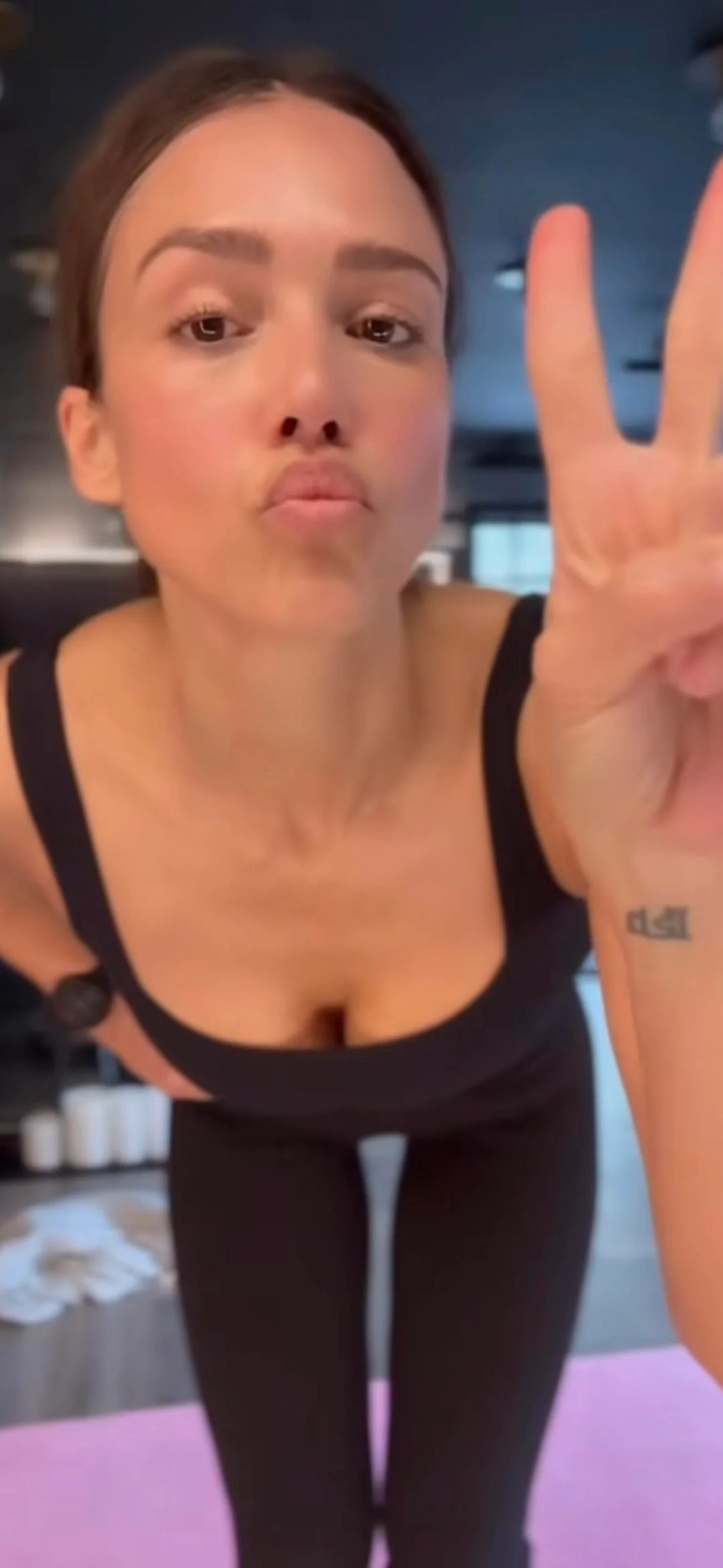 Jessica Alba, 43 picture 2 of 2