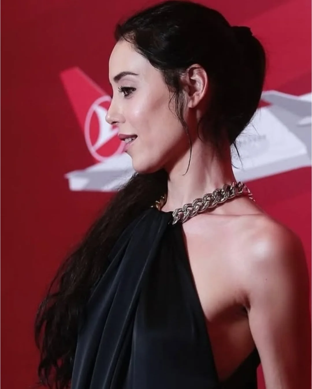 Cansu Dere, 44 picture 2 of 4
