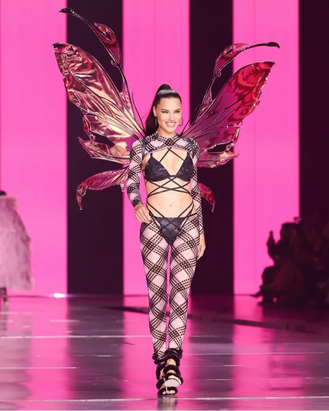 Adriana Lima, 43 picture 3 of 3