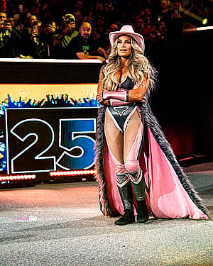 Trish Stratus, 49'