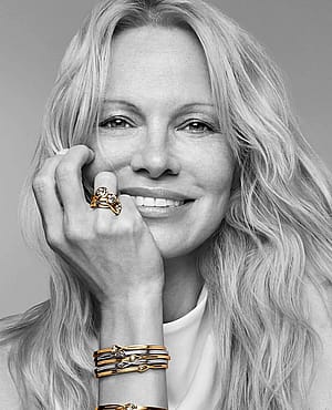 Pamela Anderson, 57'
