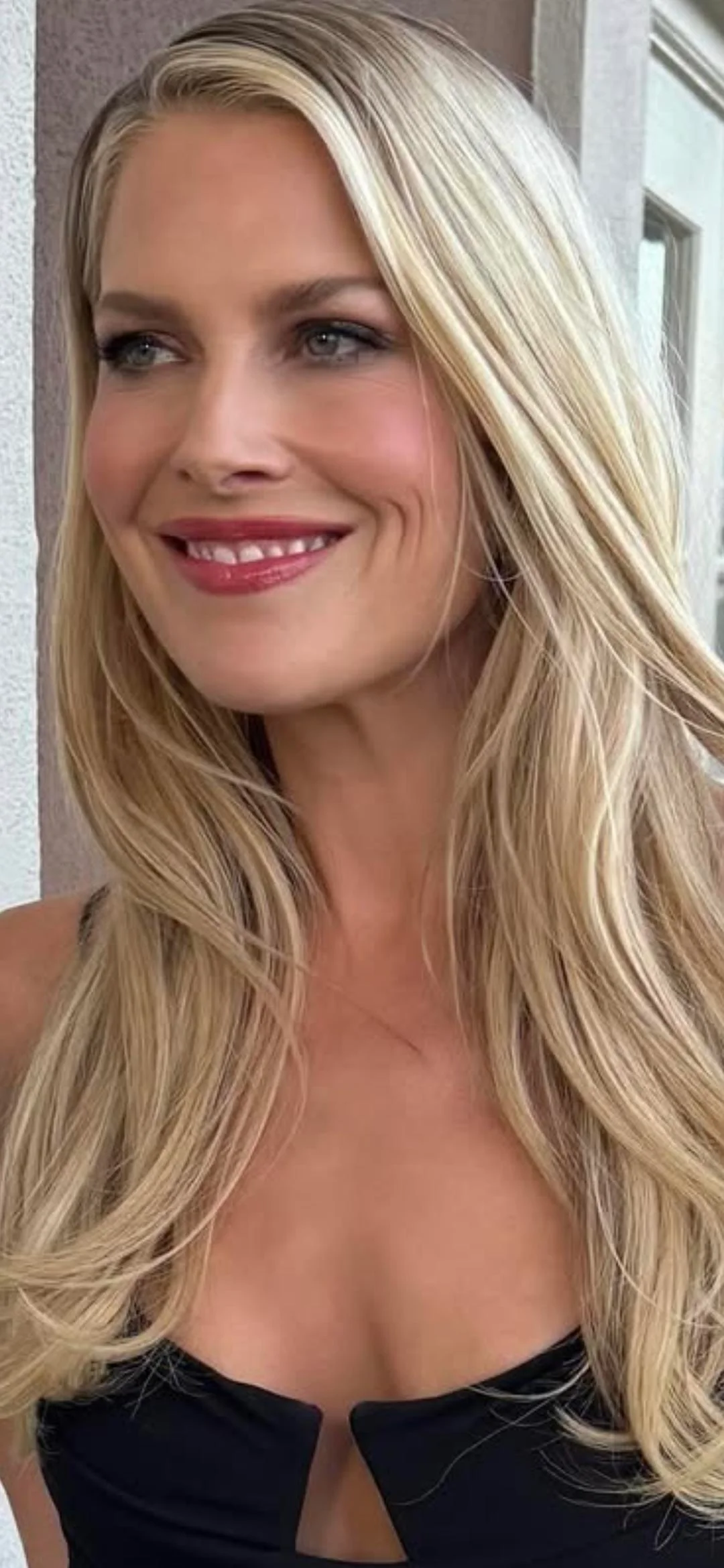 Ali Larter, 48 picture 2 of 2
