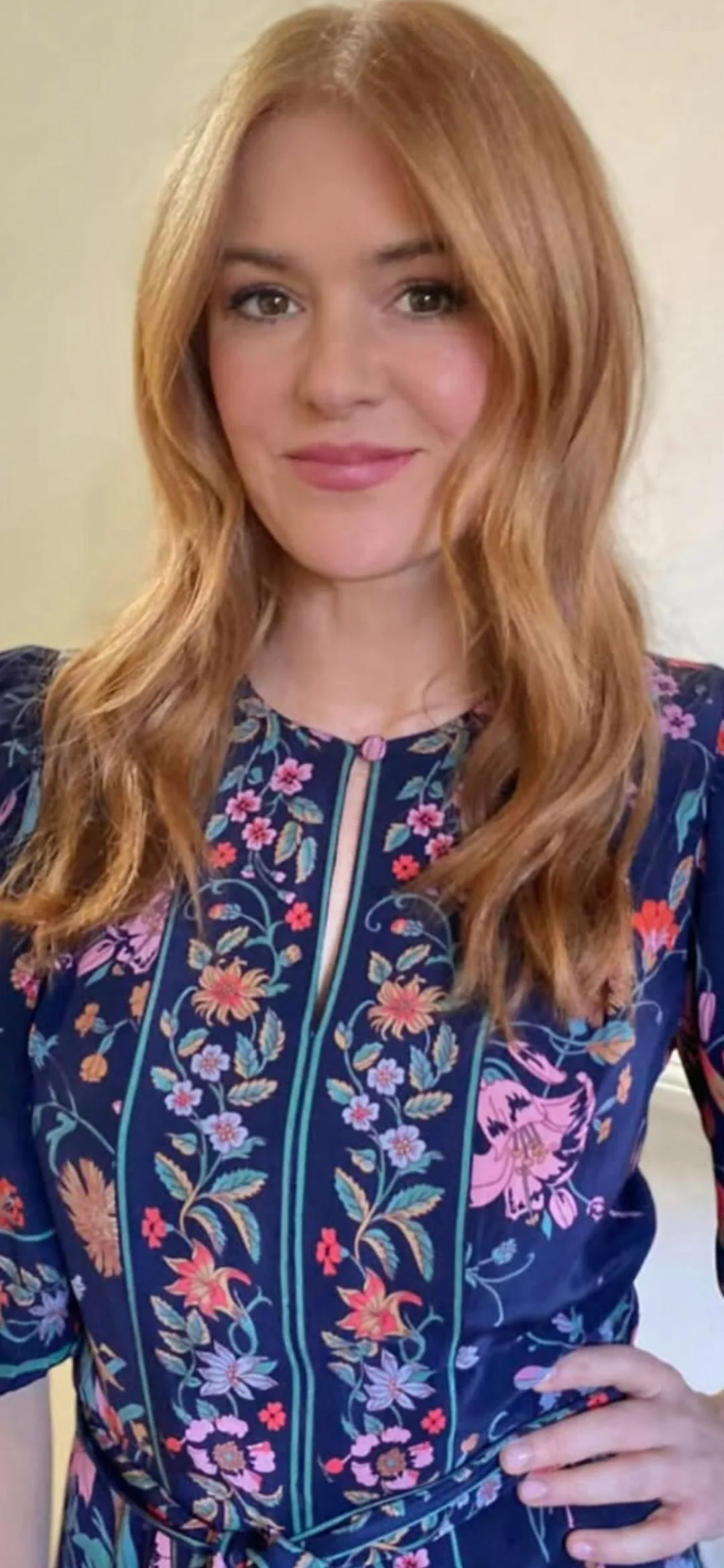 Isla Fisher, 49 picture 2 of 2