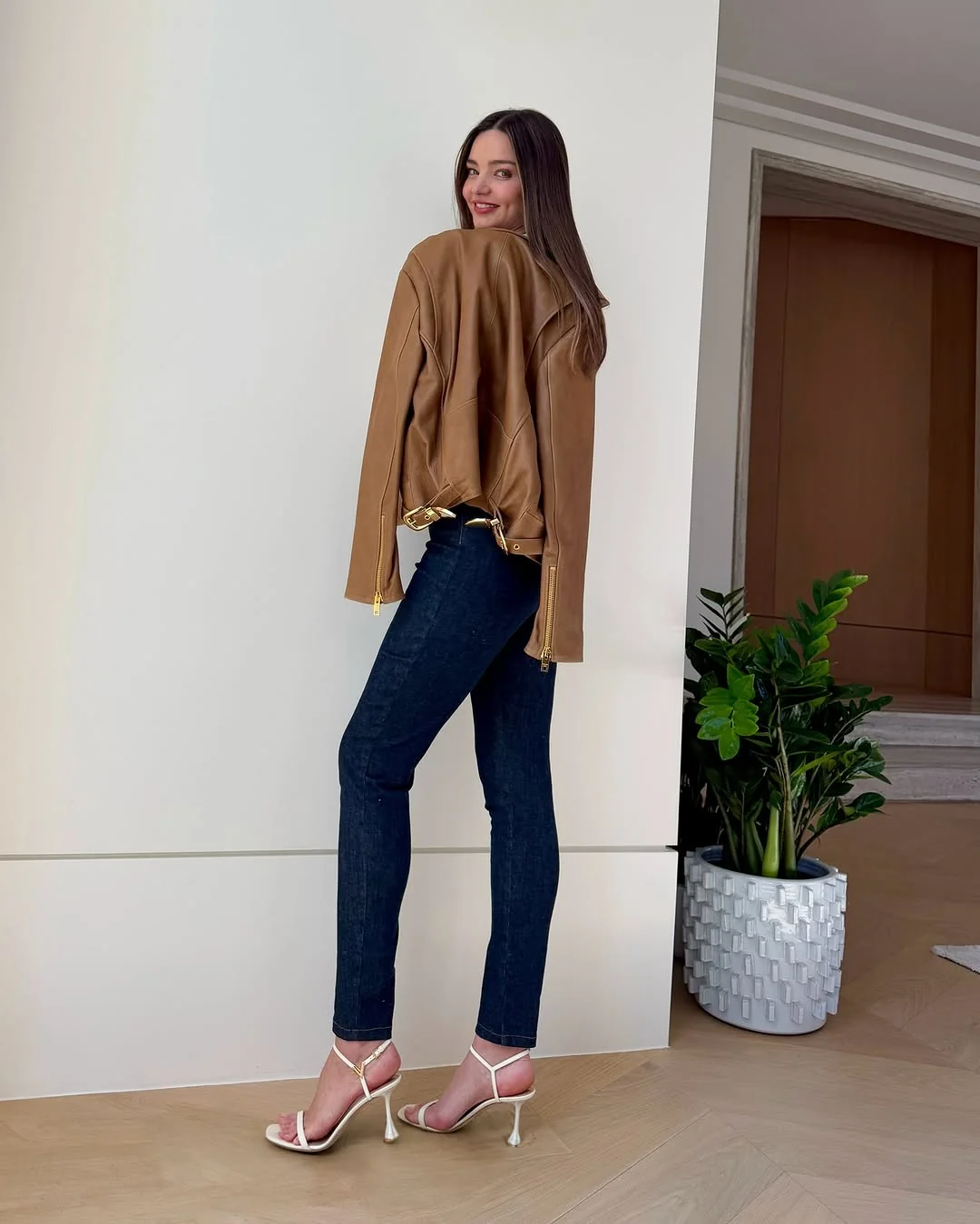 Miranda Kerr, 41 picture 1 of 2