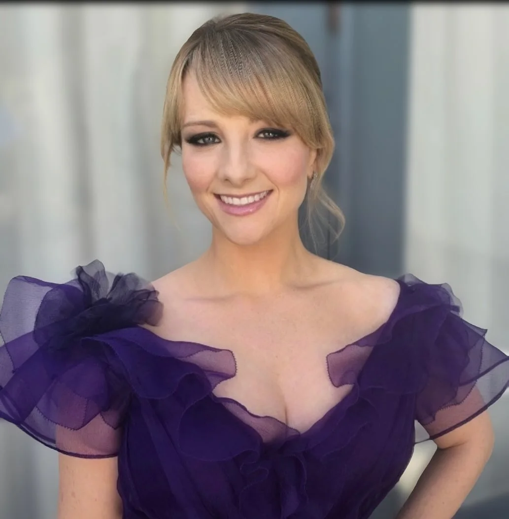 Melissa Rauch, 44 picture 2 of 2
