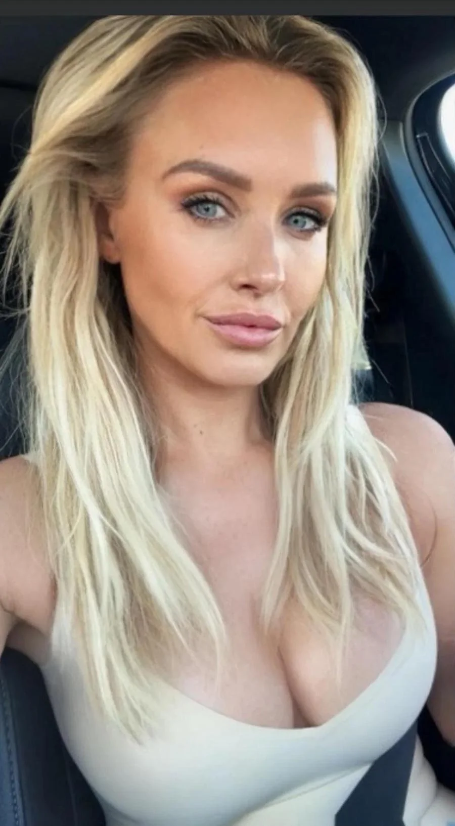 Nicky Whelan, 44 picture 1 of 1