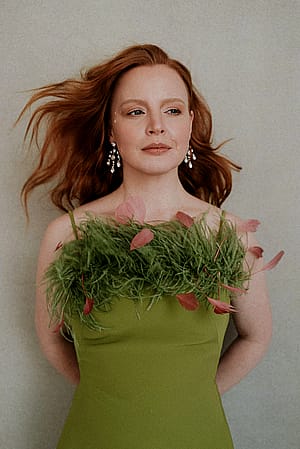 Lauren Ambrose, 45'