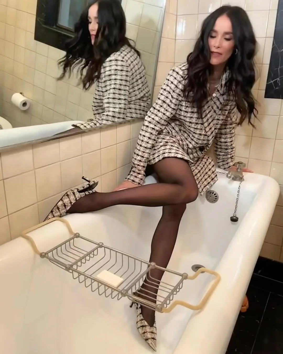 Abigail Spencer, 43 picture 2 of 4