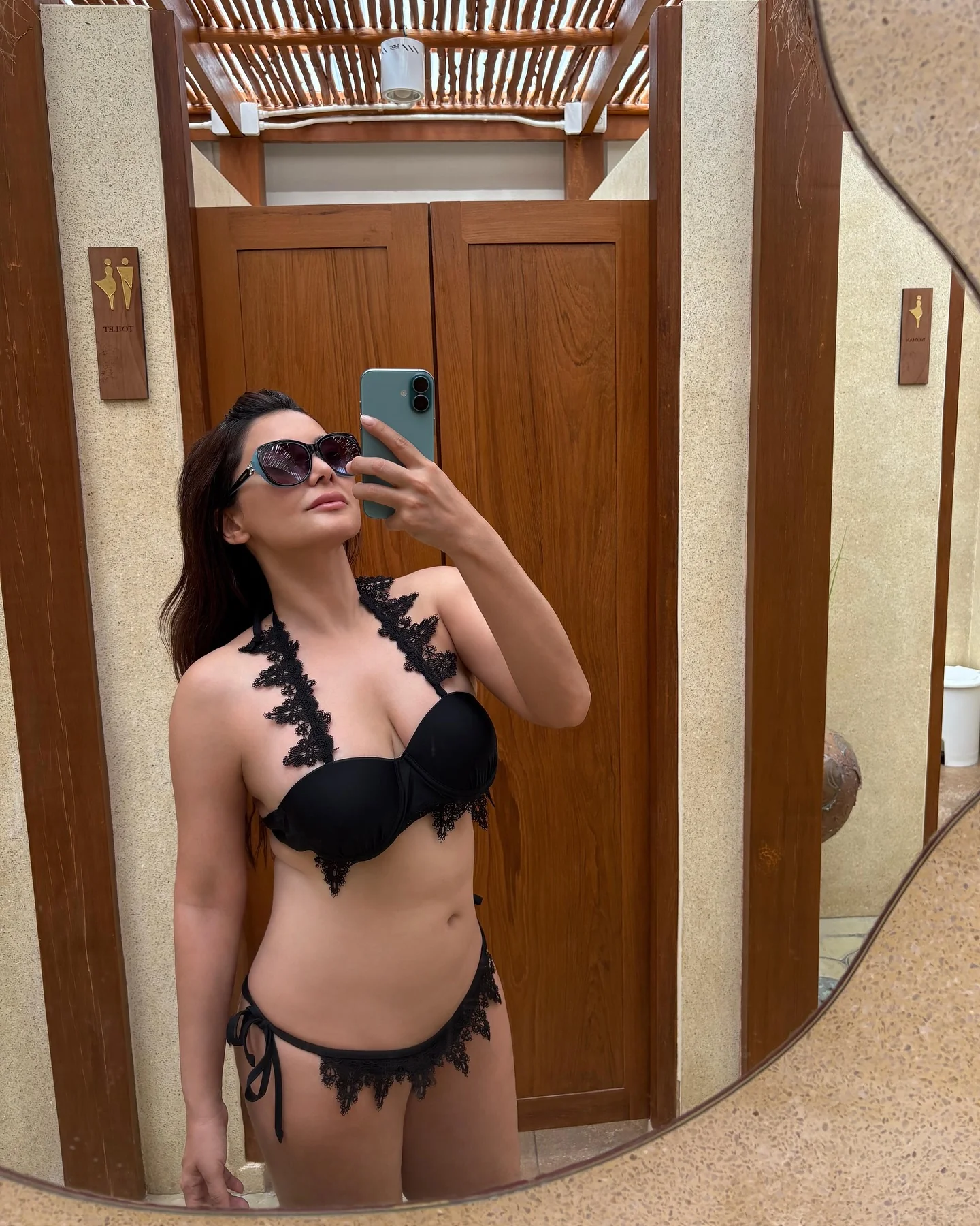 Minissha Lamba, 40 picture 2 of 3