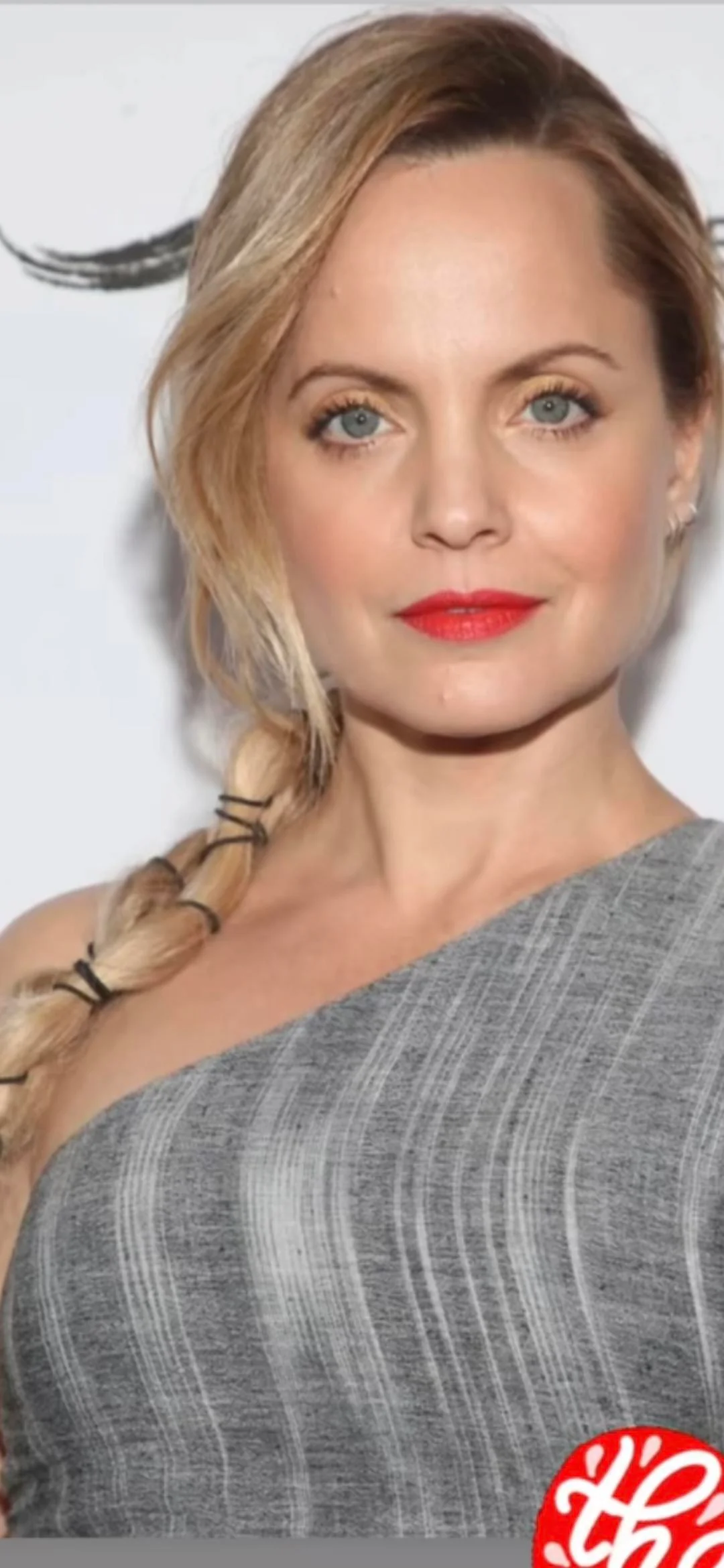 Mena Suvari, 46 picture 1 of 2