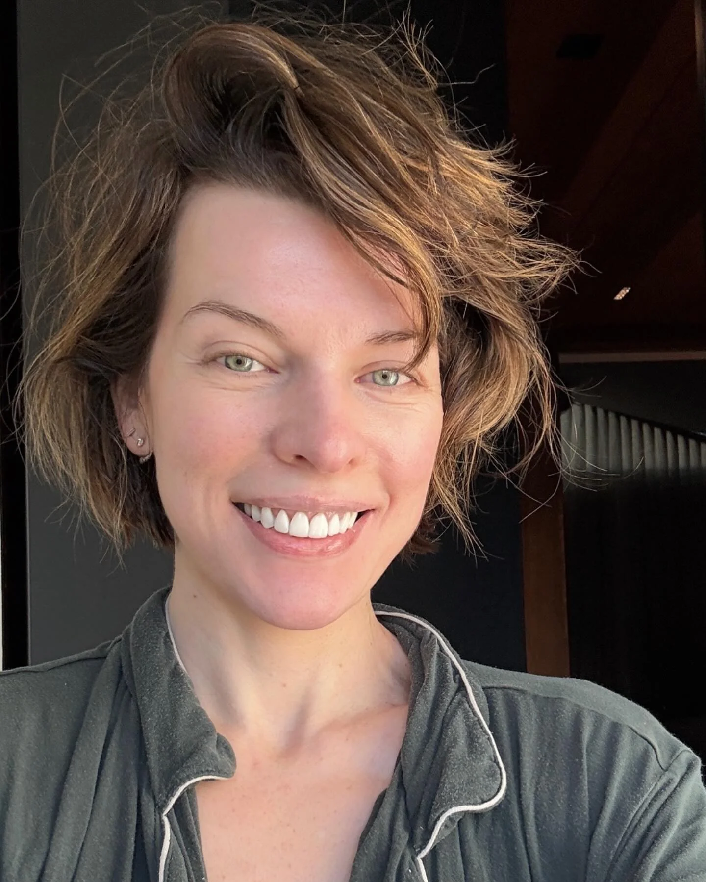 Milla Jovovich, 49 picture 2 of 2
