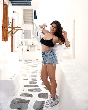 Shama Sikander, 43'