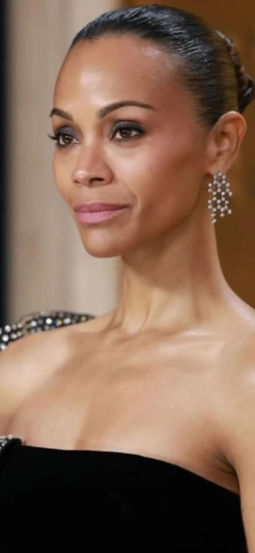 Zoe Saldana, 46 picture 1 of 2