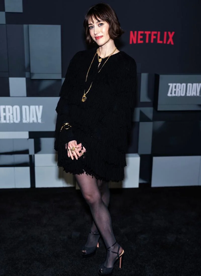 Lizzy Caplan, 42 picture 1 of 1