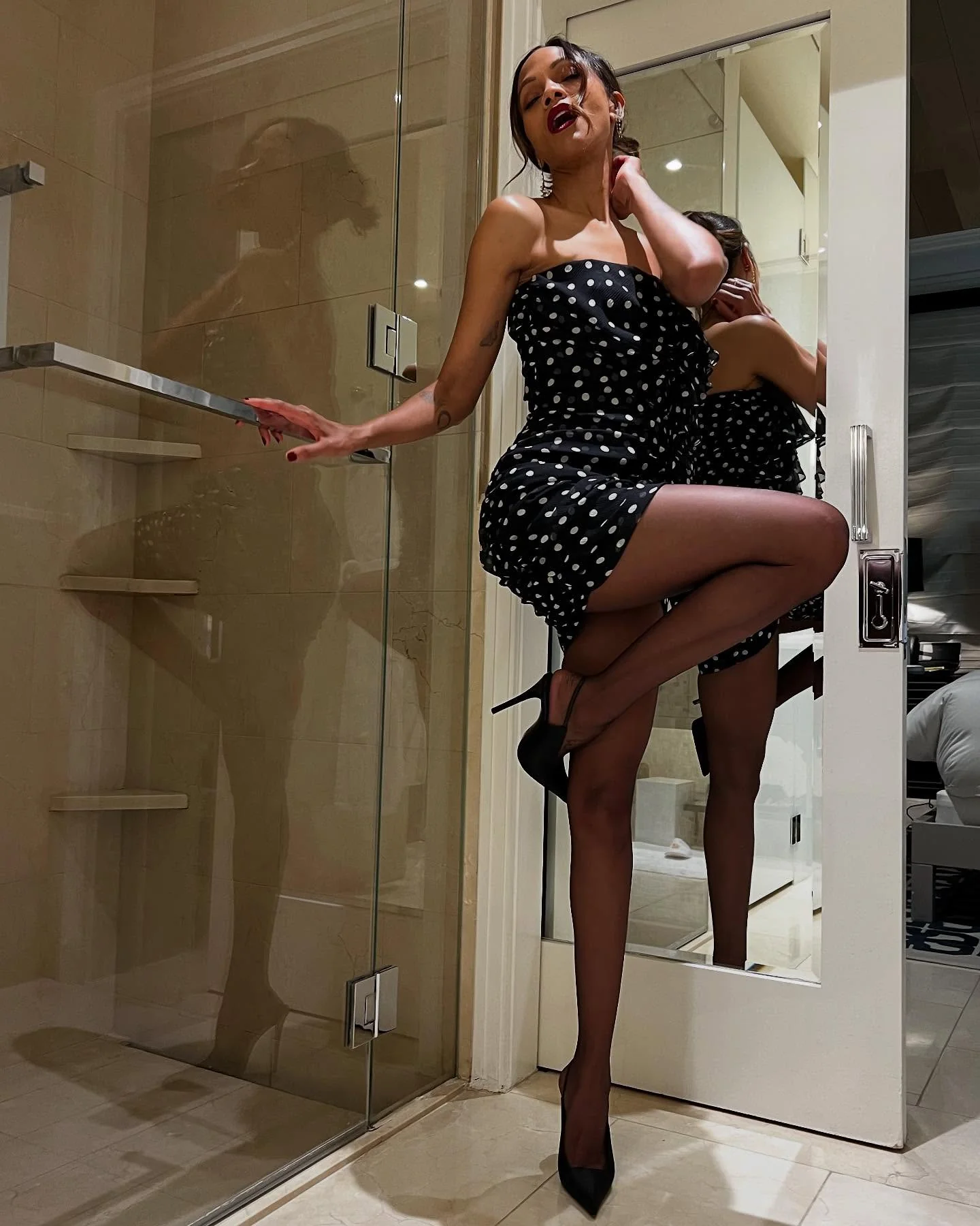 Zoe Saldana, 46 picture 2 of 2