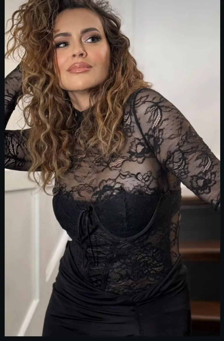 Alyssa Milano, 52 picture 2 of 9