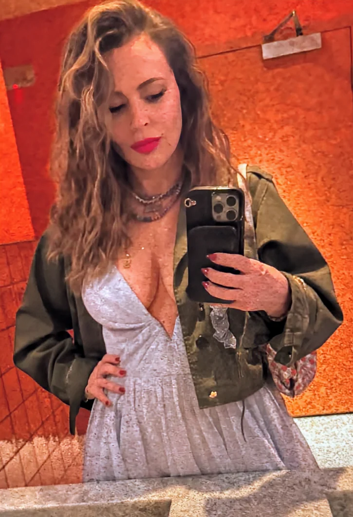 Alyssa Milano, 52 picture 3 of 9