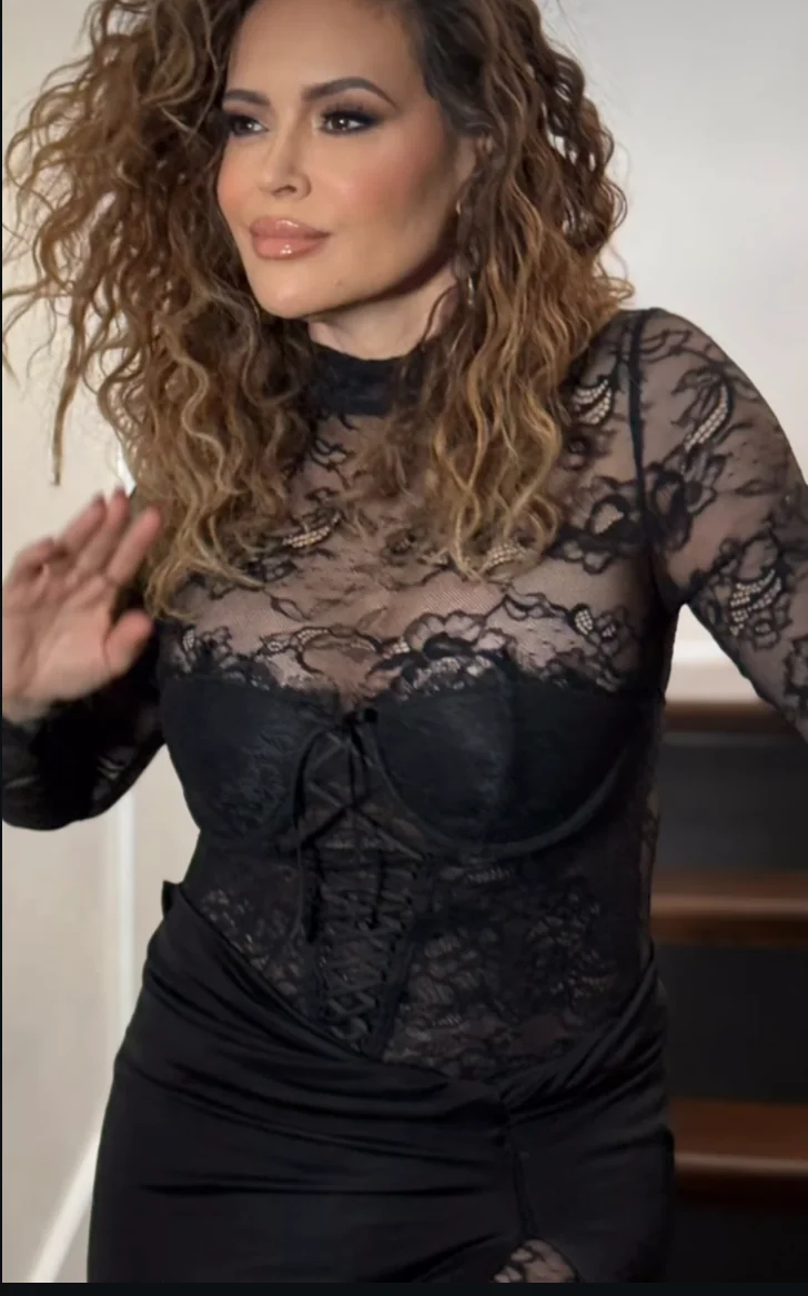 Alyssa Milano, 52 picture 5 of 9