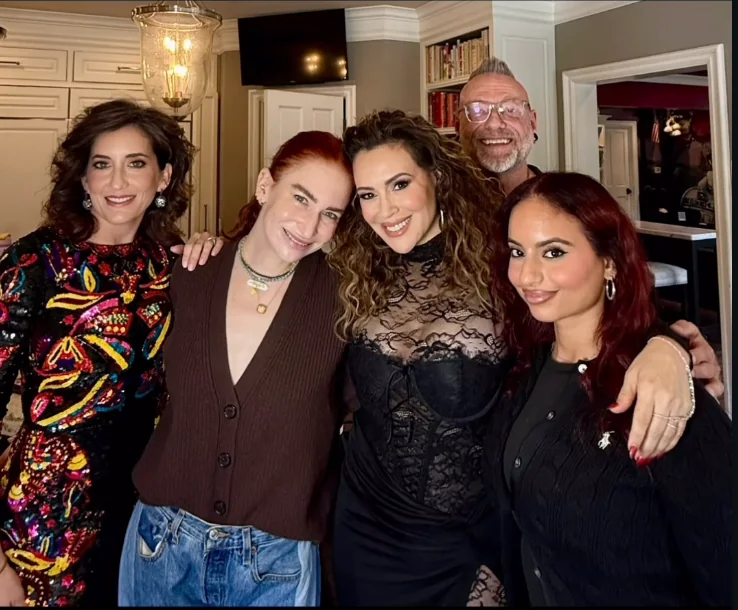 Alyssa Milano, 52 picture 6 of 9