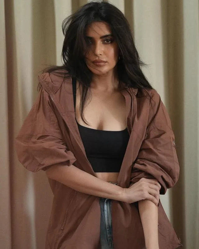 Karishma Tanna, 41 picture 2 of 6