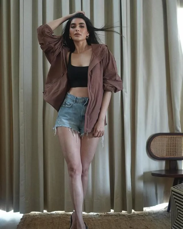 Karishma Tanna, 41 picture 5 of 6