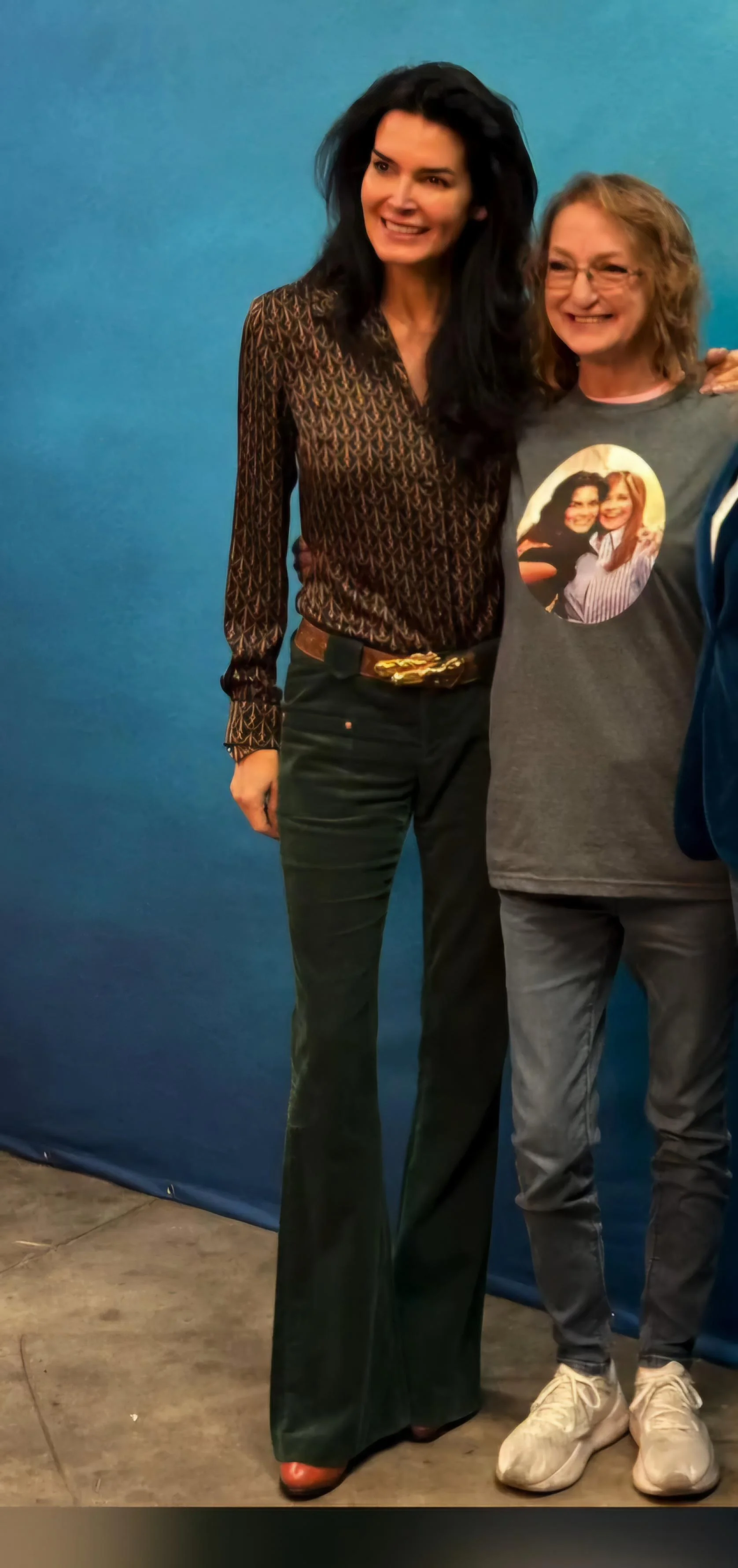 Angie Harmon, 52 picture 1 of 10