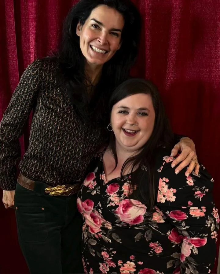 Angie Harmon, 52 picture 4 of 10
