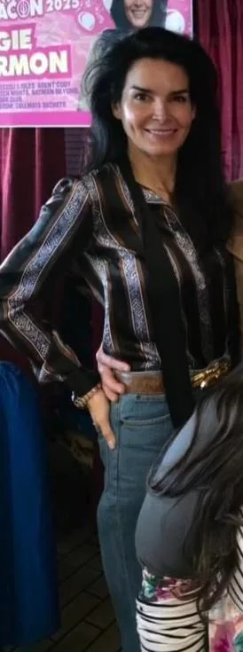 Angie Harmon, 52 picture 5 of 10