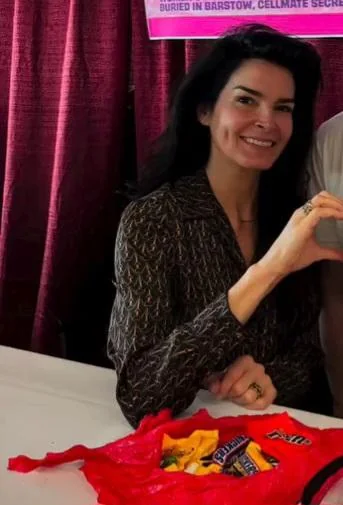 Angie Harmon, 52 picture 7 of 10