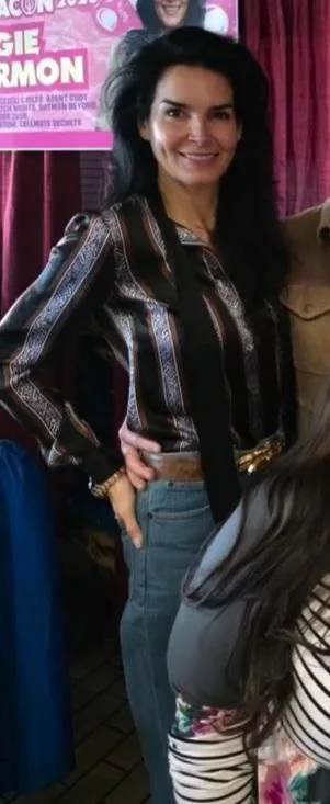 Angie Harmon, 52 picture 10 of 10