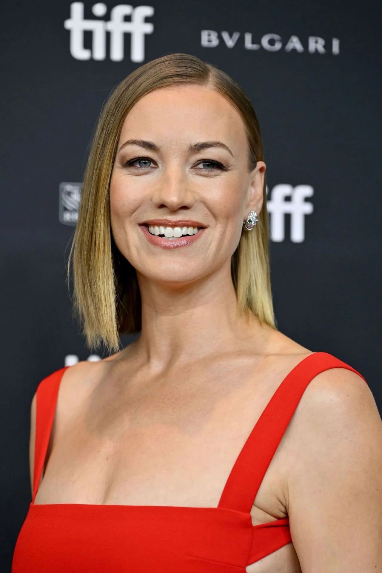 Yvonne Strahovski, 40 picture 2 of 4