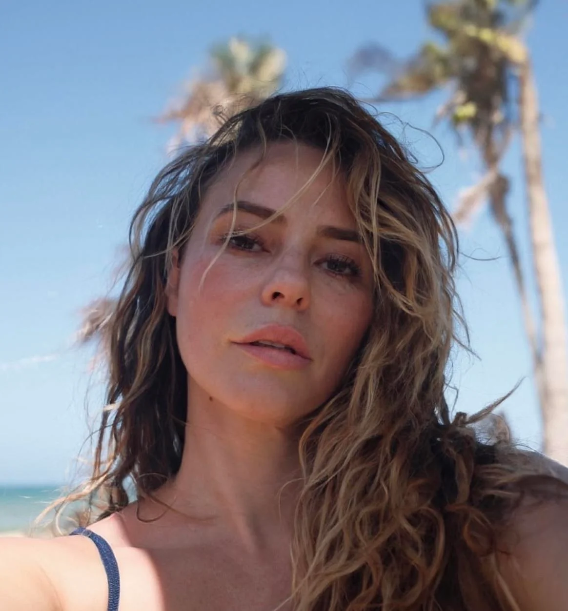 Paolla Oliveira, 41 picture 1 of 6