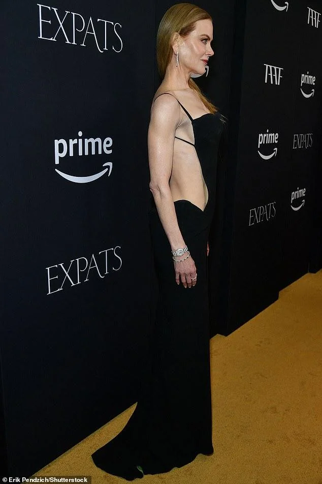Nicole Kidman, 56 showing off her beautiful back in a sexy backless black Dress picture 5 of 6