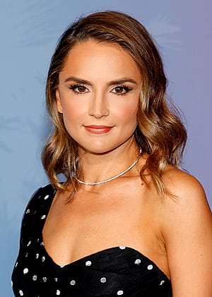 Rachael Leigh Cook, 41'