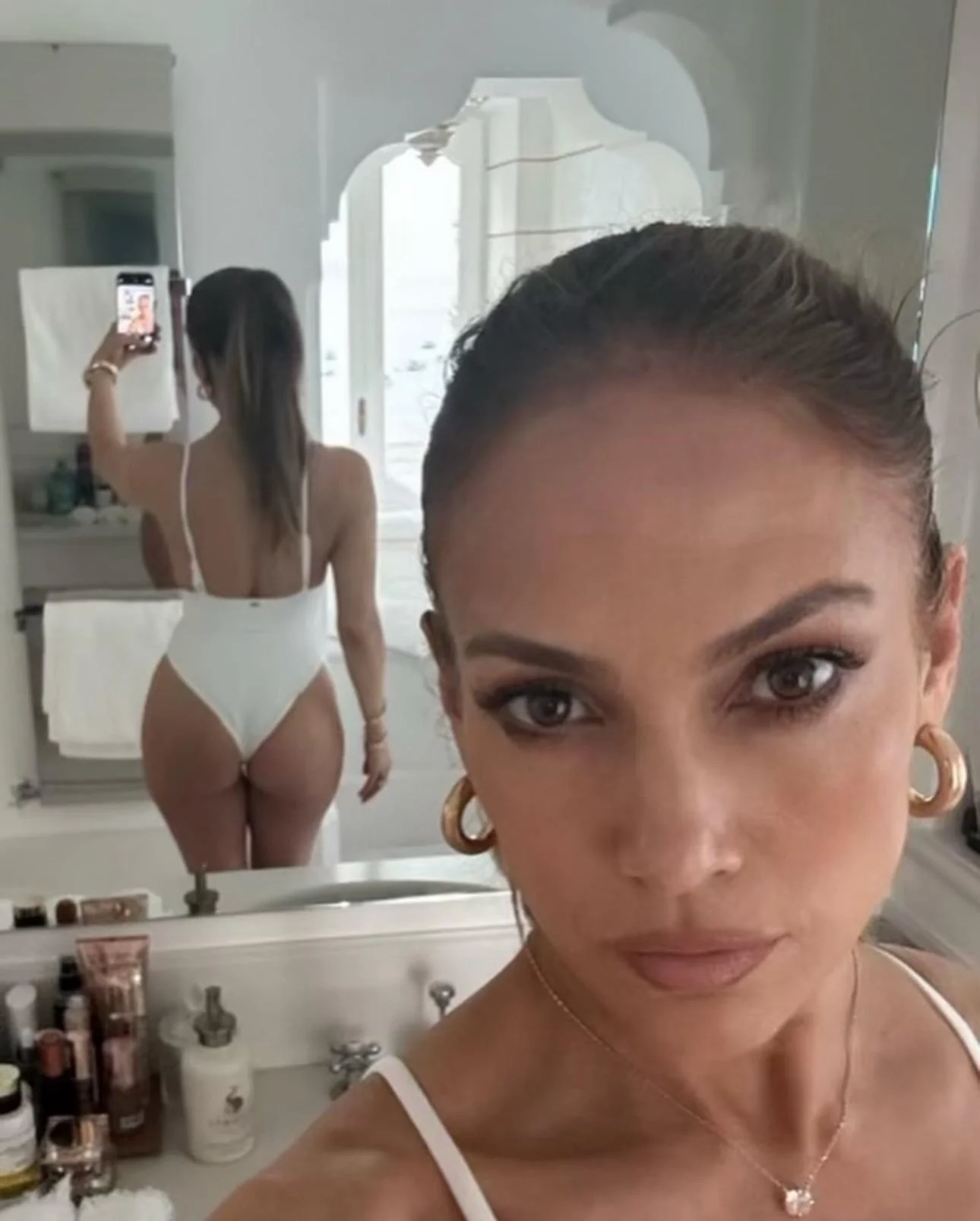 Jennifer Lopez, 55 picture 1 of 2