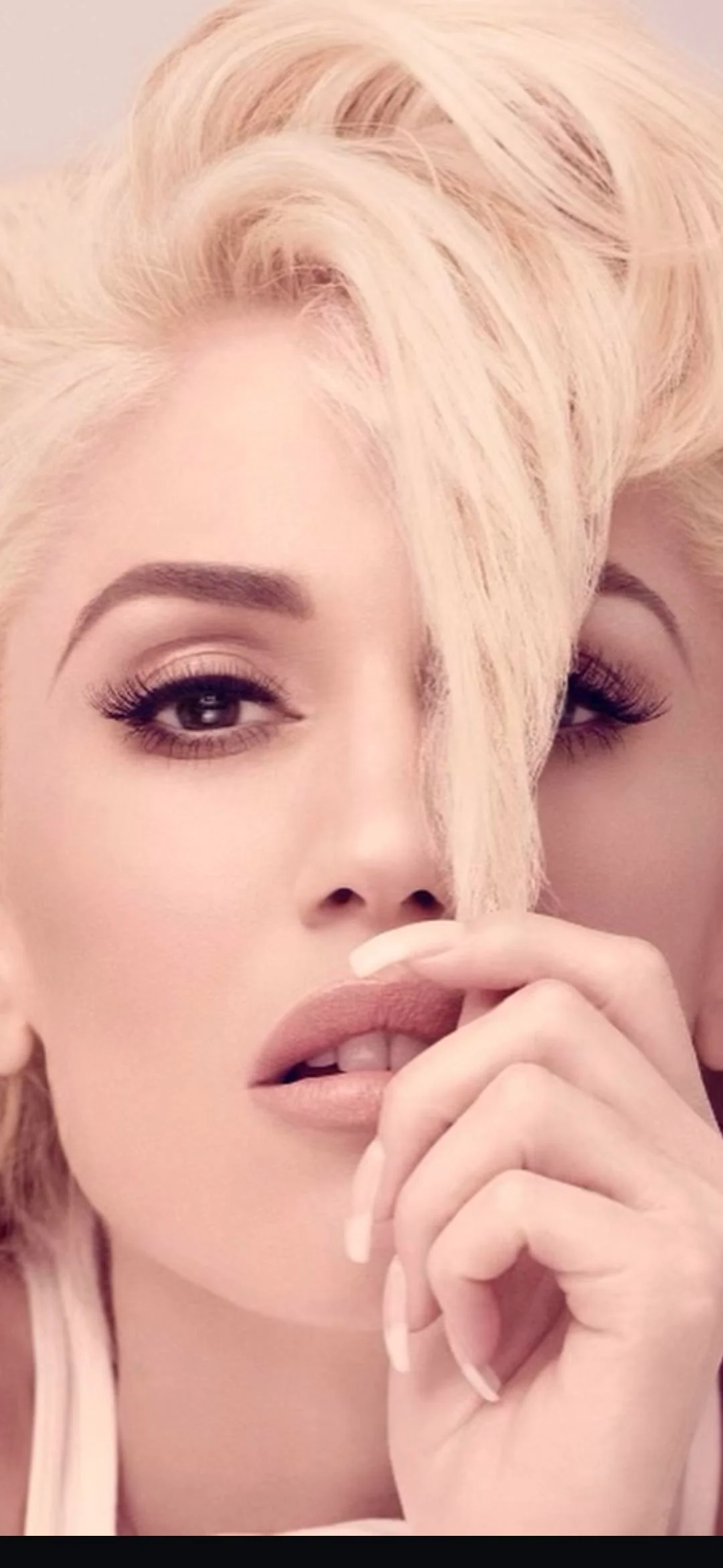 Gwen Stefani, 55 picture 1 of 2
