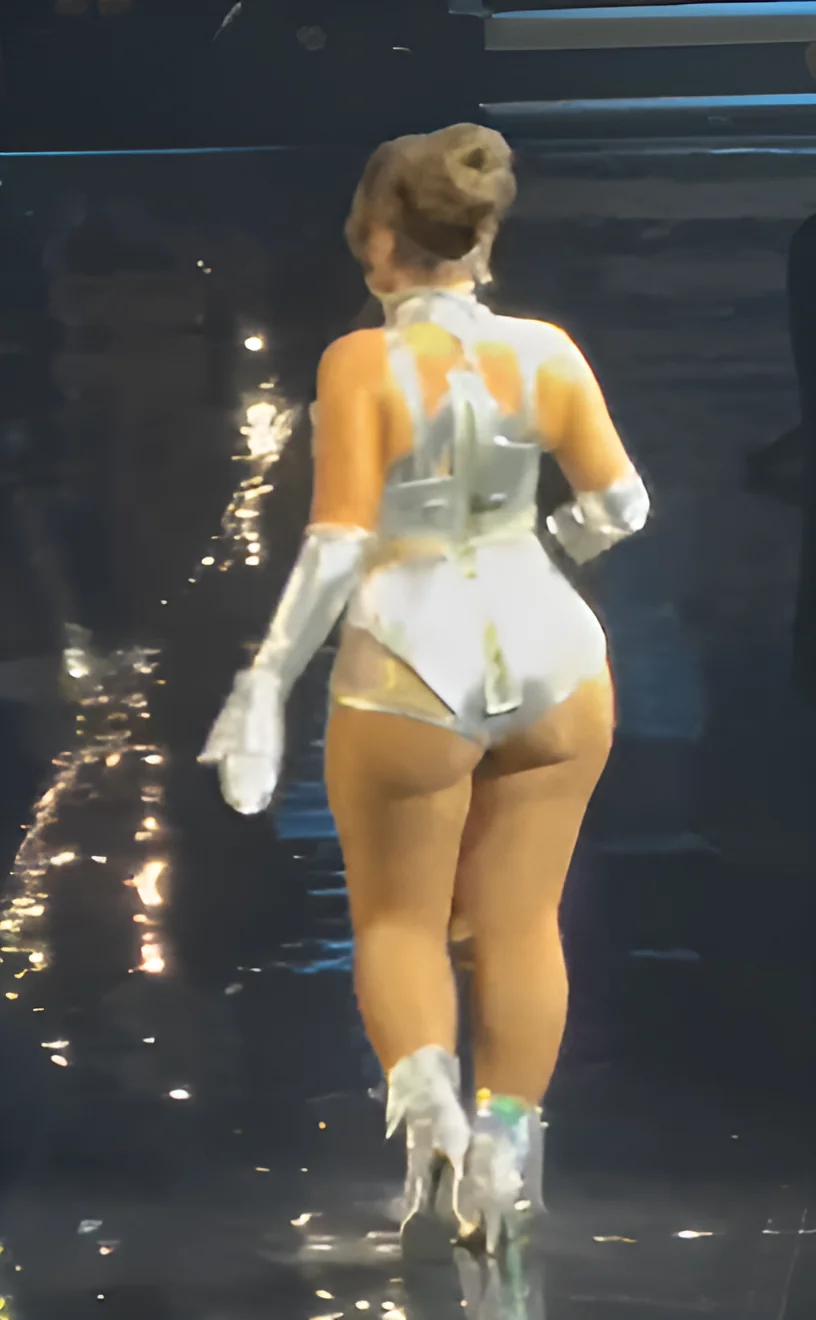 Nelly Furtado, 45 picture 2 of 2