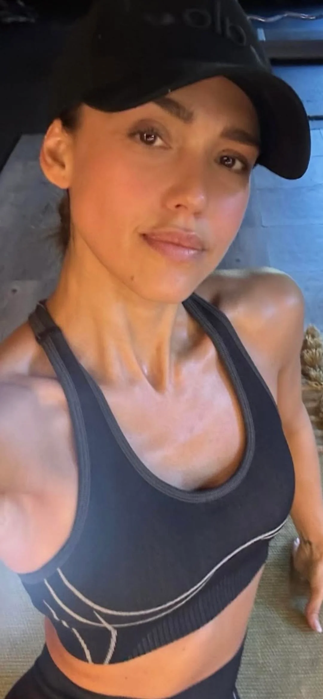Jessica Alba, 43 picture 1 of 2