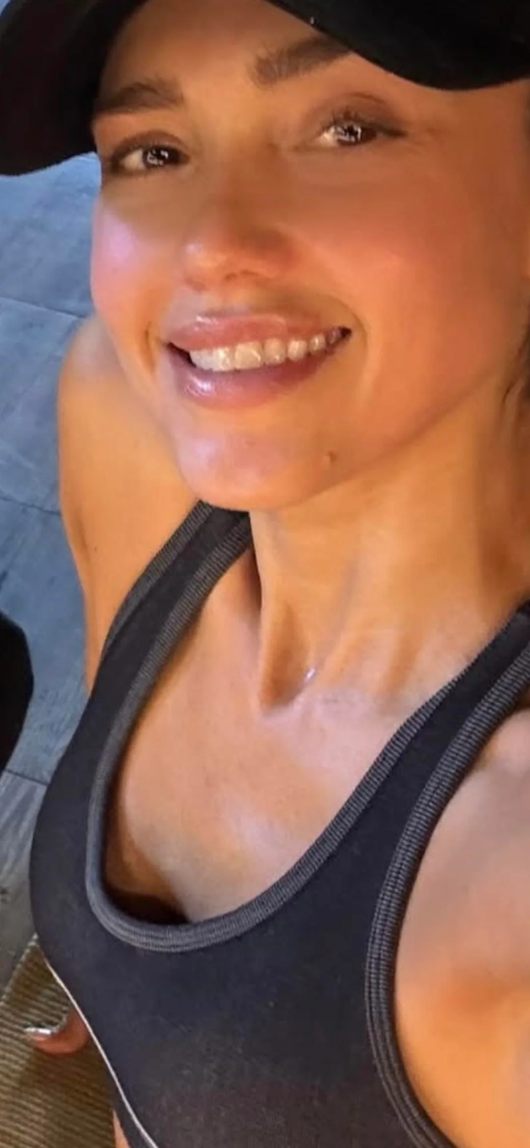 Jessica Alba, 43 picture 2 of 2