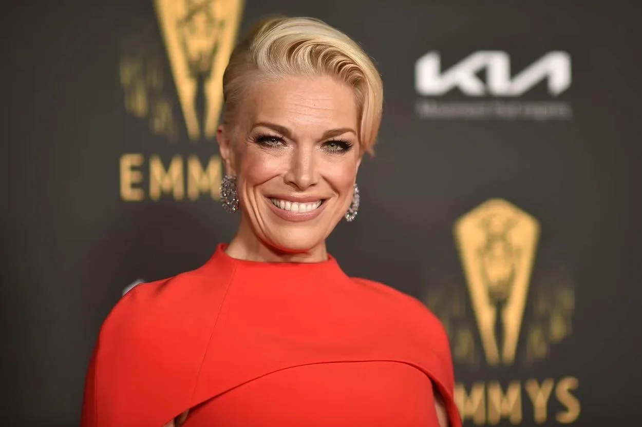 Hannah Waddingham, 46 picture 1 of 4