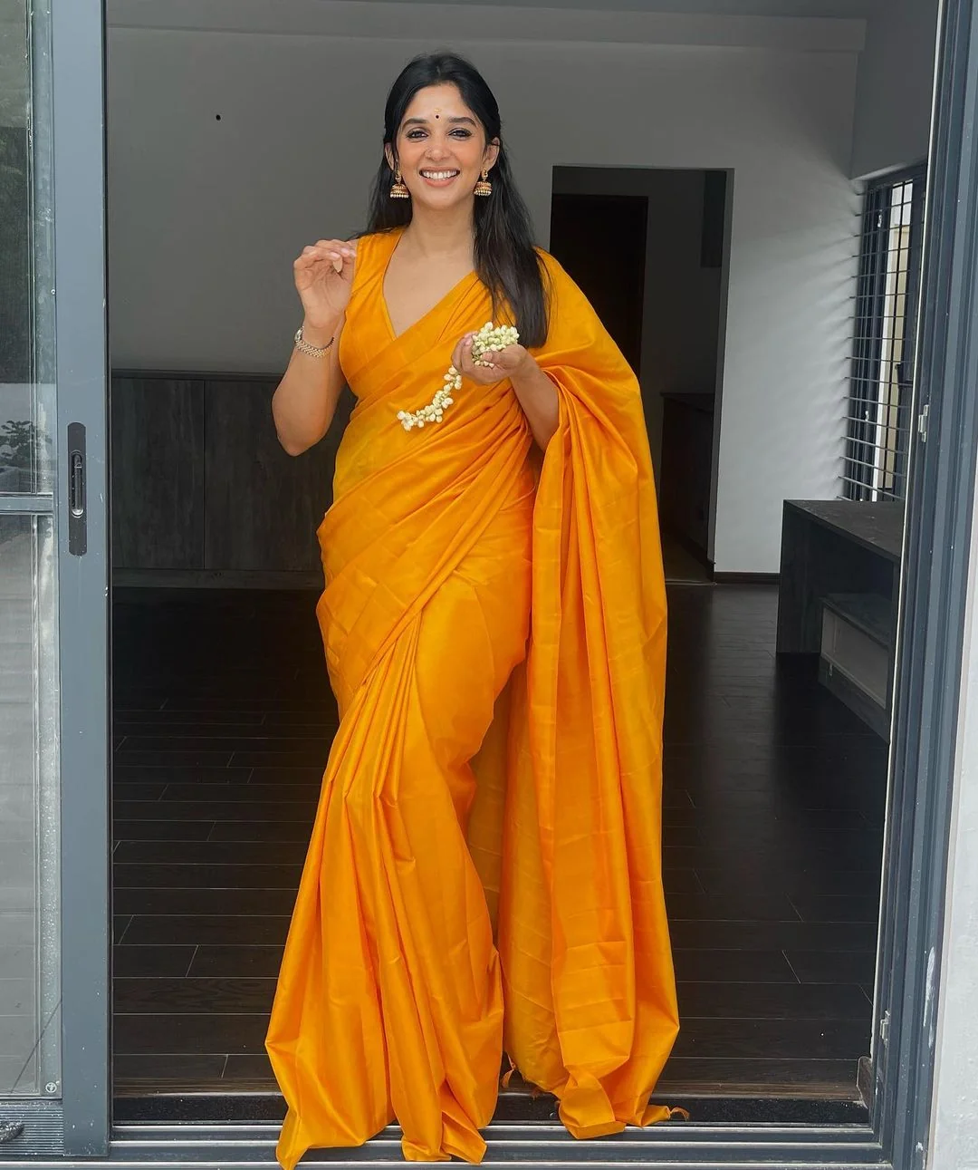 Nyla Usha, 41 picture 1 of 5