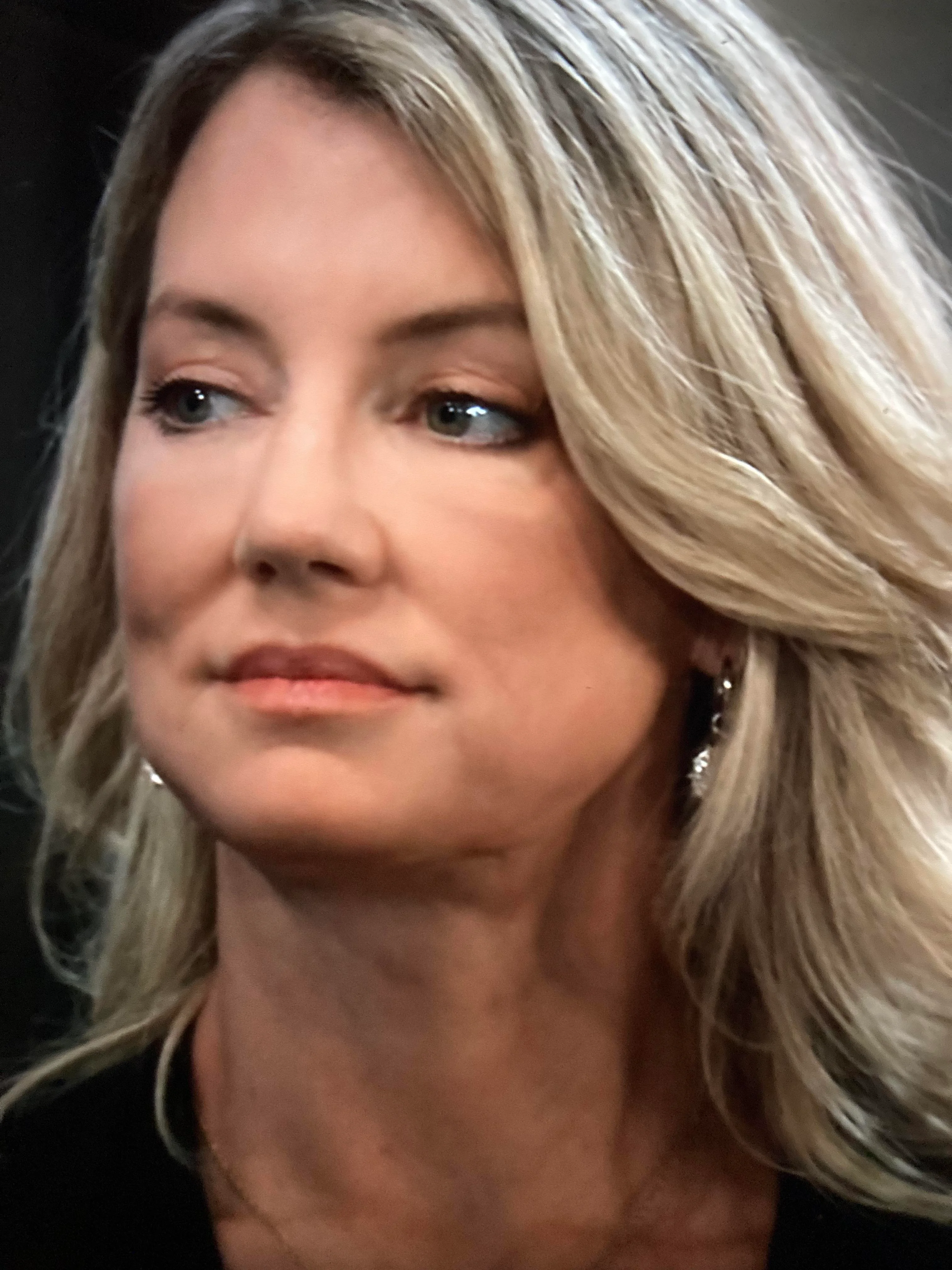 Cynthia Watros, 55 picture 2 of 3